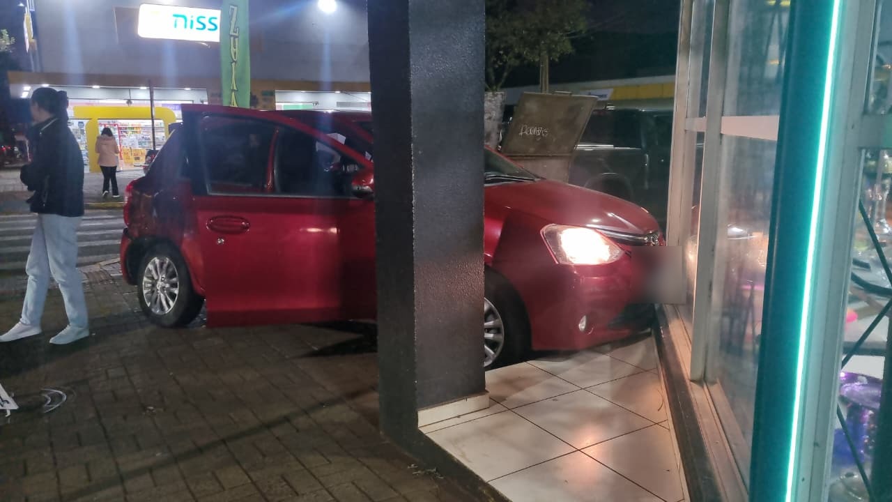 Etios e Polo colidem na Rua Paraná no Centro de Cascavel