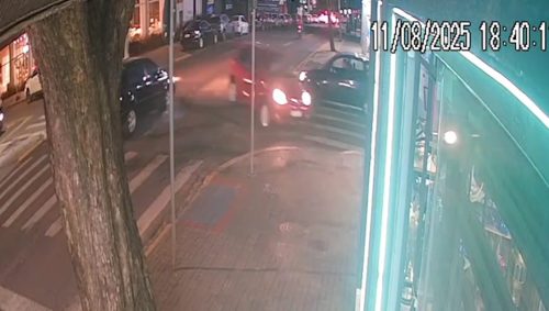 Por um triz! Motociclista escapa de acidente após carro avançar preferencial Por um triz! Motociclista escapa de acidente após carro avançar preferencial
