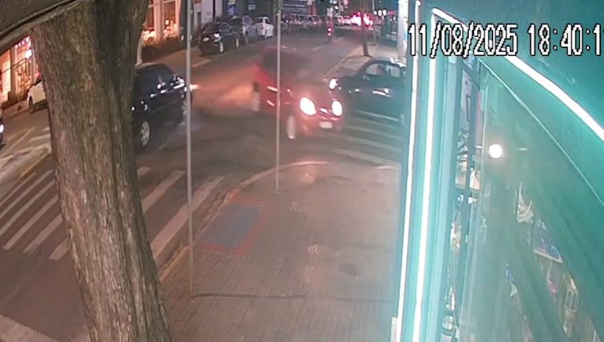 Por um triz! Motociclista escapa de acidente após carro avançar preferencial