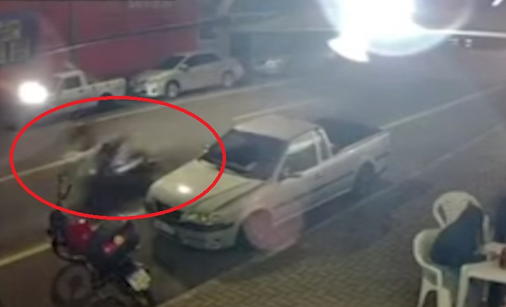 Carro na contramão pela Rua Cuiabá provoca a queda de motociclista