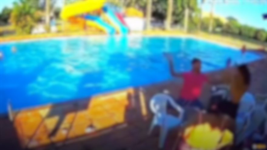 Vídeo: homem espanca mulher em clube na frente dos filhos