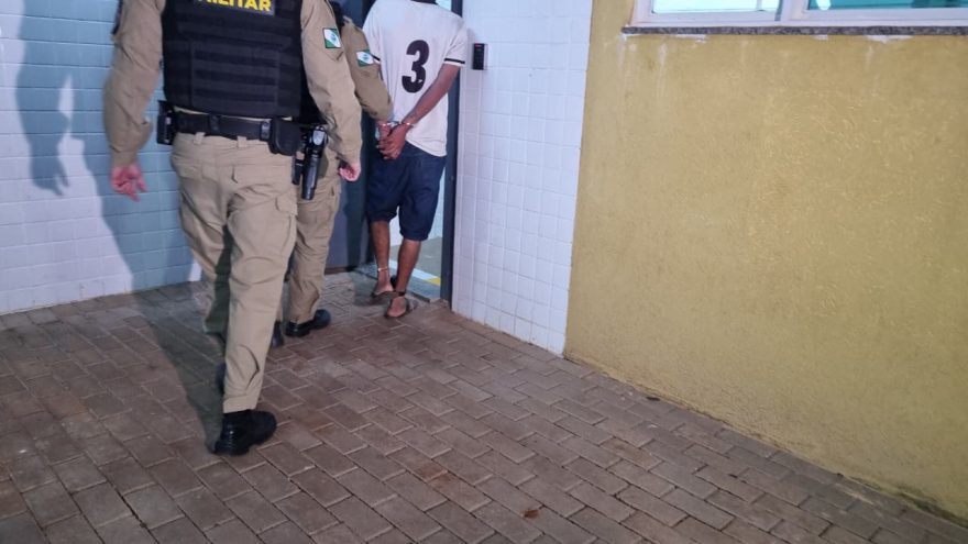 Rapaz ameaça madrasta por dinheiro para comprar drogas e acaba preso no Sanga Funda