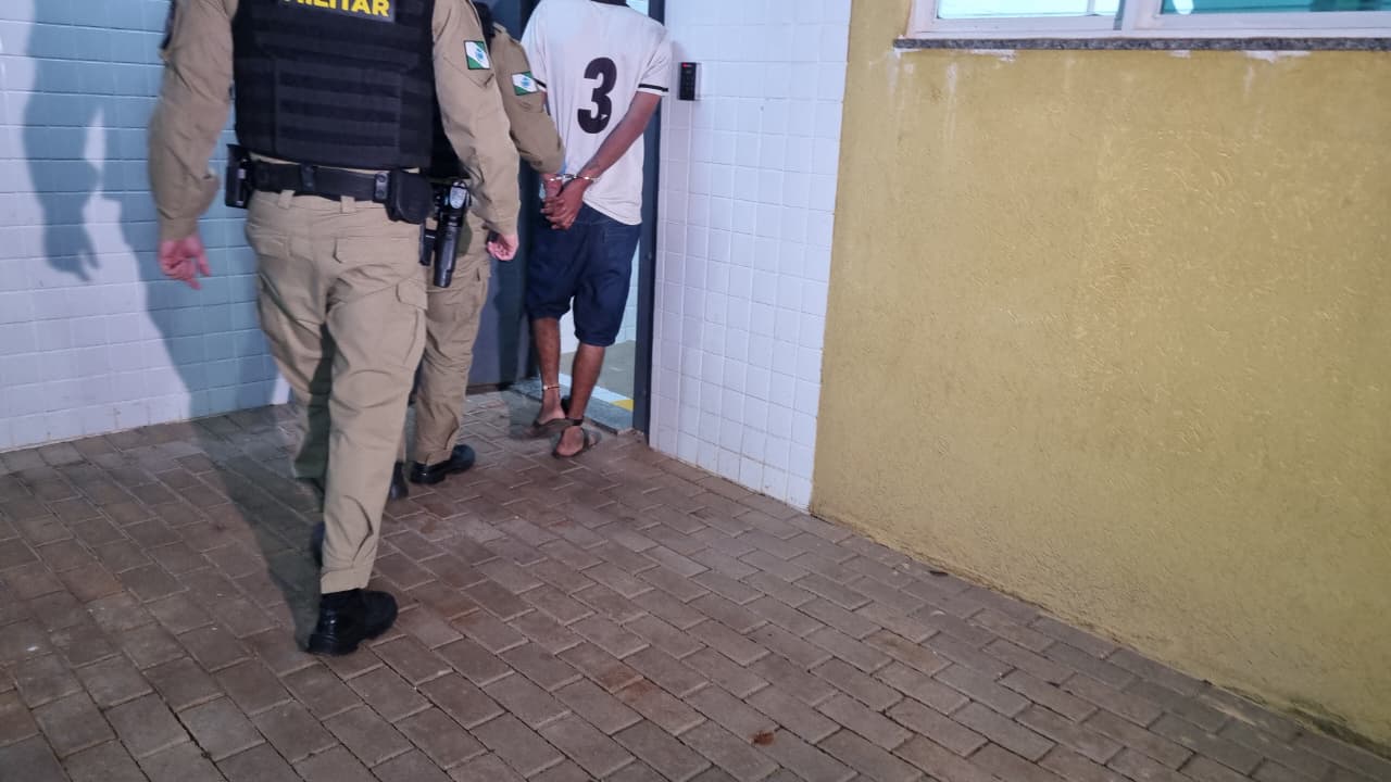 Rapaz ameaça madrasta por dinheiro para comprar drogas e acaba preso no Sanga Funda