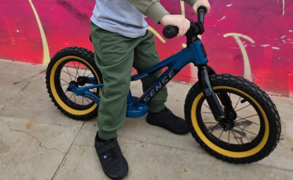 Bicicleta infantil é furtada dentro de veículo estacionado no Centro de Cascavel