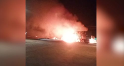 Vídeo: Caminhão pega fogo em acidente na BR-277, perto de Campo Bonito Imagem referente a Vídeo: Caminhão pega fogo em acidente na BR-277, perto de Campo Bonito