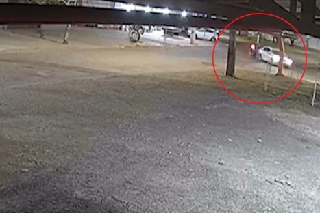 Câmera flagra colisão com automóvel que deixou motociclista ferido na Rua do Cowboy Imagem referente a Câmera flagra colisão com automóvel que deixou motociclista ferido na Rua do Cowboy