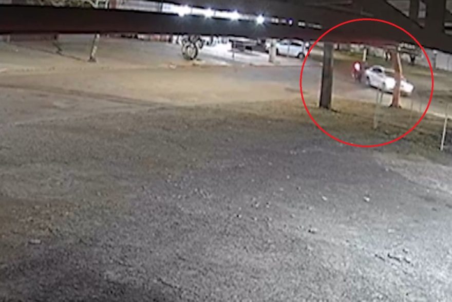 Câmera flagra colisão com automóvel que deixou motociclista ferido na Rua do Cowboy