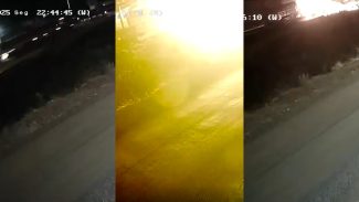 Câmera flagra explosão e incêndio após colisão entre caminhões que deixou vítima fatal na BR-277