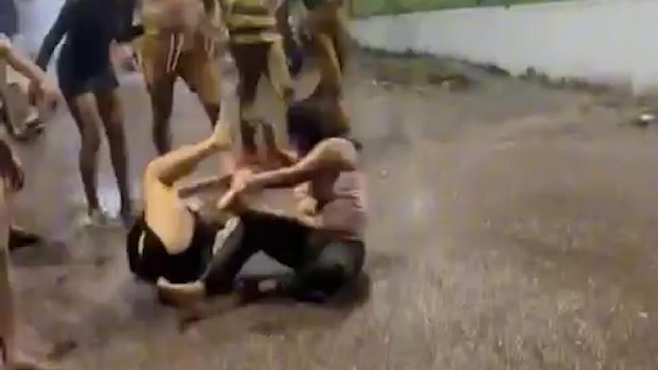 Ciumentas e arretadas: mulheres rolam no asfalto enquanto a chuva cai em Manaquiri Ciumentas e arretadas: mulheres rolam no asfalto enquanto a chuva cai em Manaquiri