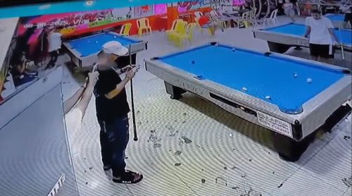 Vídeo mostra momento em que jogador de sinuca tem a cabeça estourada por disparo de arma de fogo Imagem referente a Vídeo mostra momento em que jogador de sinuca tem a cabeça estourada por disparo de arma de fogo