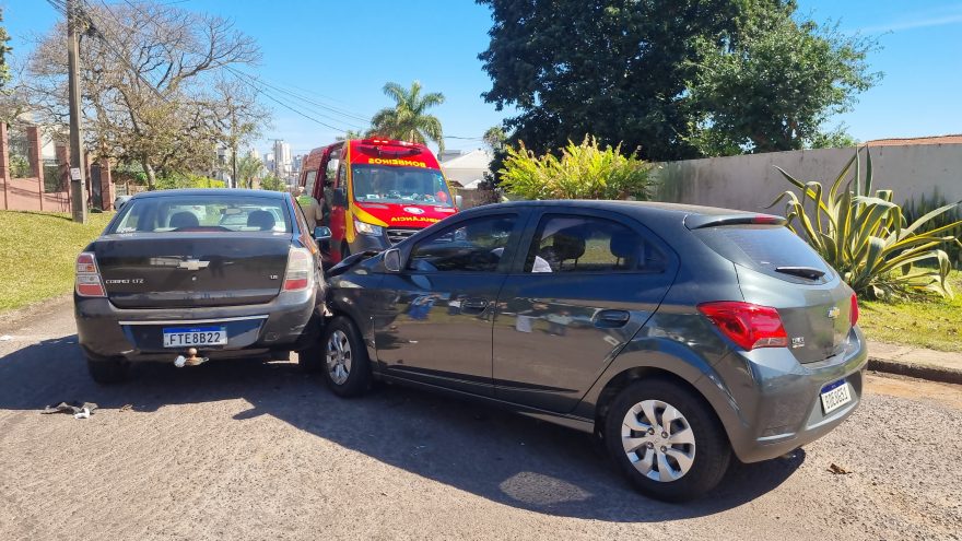 Cobalt e Onix batem no bairro Country