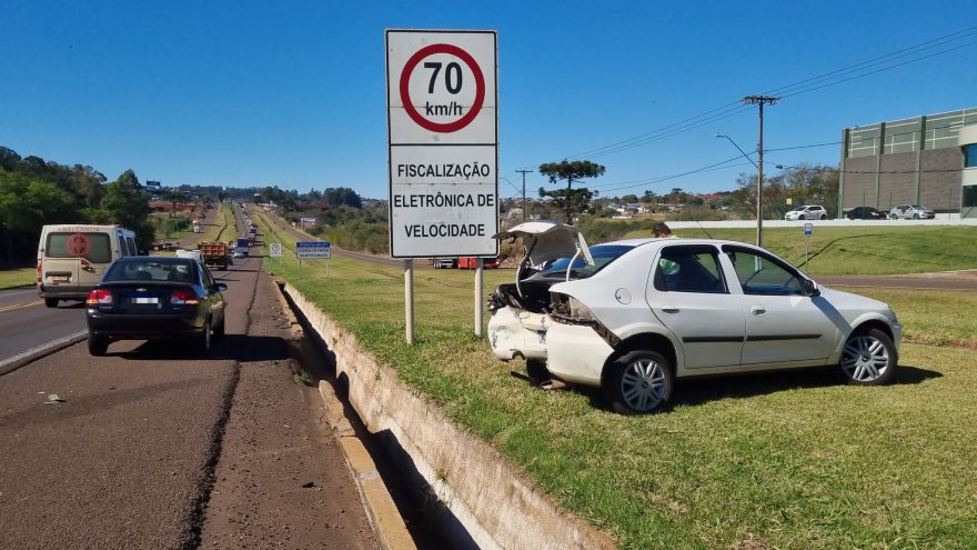 Prisma fica com a traseira destruída em acidente na BR-277 em Cascavel