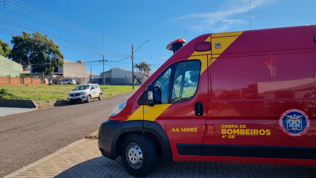 Mulher é socorrida após passar mal e sofrer queda em residência no Bairro Santa Cruz Mulher é socorrida após passar mal e sofrer queda em residência no Bairro Santa Cruz