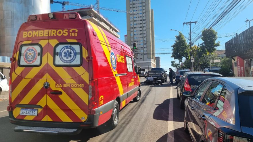 Moto bate na traseira de caminhonete e motociclista fica ferida no Centro