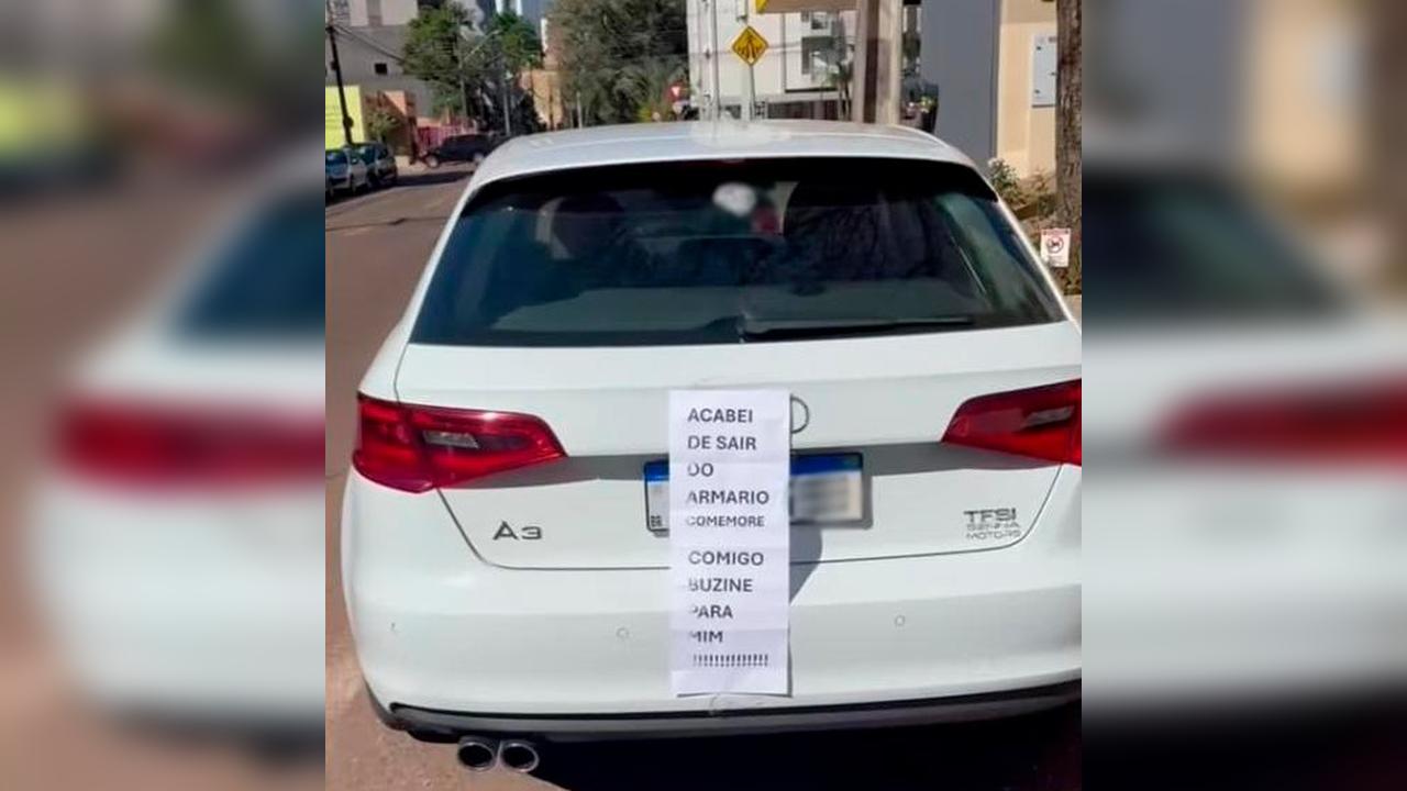 “Acabei de sair do armário”: cartaz em Audi A3 chama atenção e pede por buzinaço em Cascavel “Acabei de sair do armário”: cartaz em Audi A3 chama atenção e pede por buzinaço em Cascavel