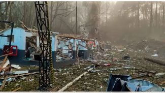 Explosão em fábrica deixa 9 desaparecidos e 7 feridos no Paraná Explosão em fábrica deixa 9 desaparecidos e 7 feridos no Paraná