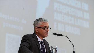 Brasil defendeu democracia melhor que EUA, diz professor de Harvard