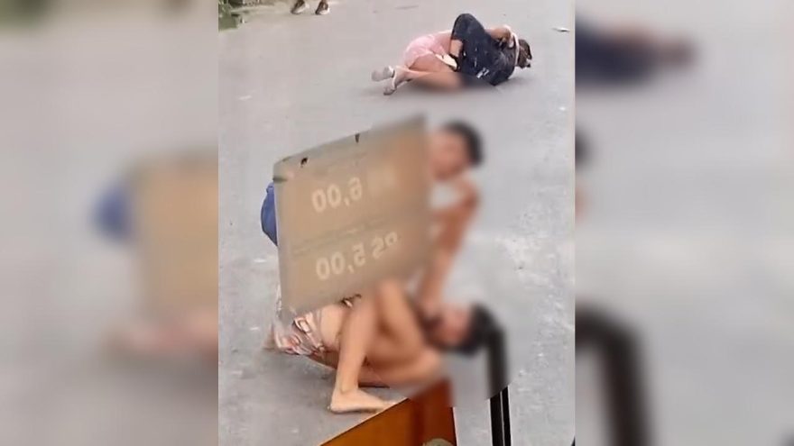 Pancadaria toma conta da rua e afeta linha de ônibus