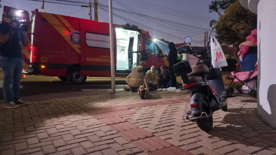 Carro atinge mulher que estava com Scooter elétrica no Bairro Maria Luiza em Cascavel