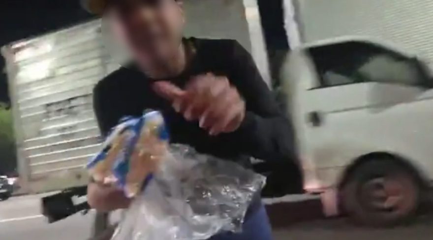 “Tu é famoso, tio?” Influencer tenta ajudar vendedores de rua e tem celular roubado; Assista