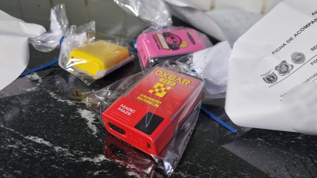 Adolescentes são flagrados com cigarro eletrônico dentro do colégio em Corbélia