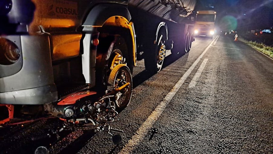 Moto é arrastada por caminhão após colisão na rodovia e piloto fica gravemente ferido