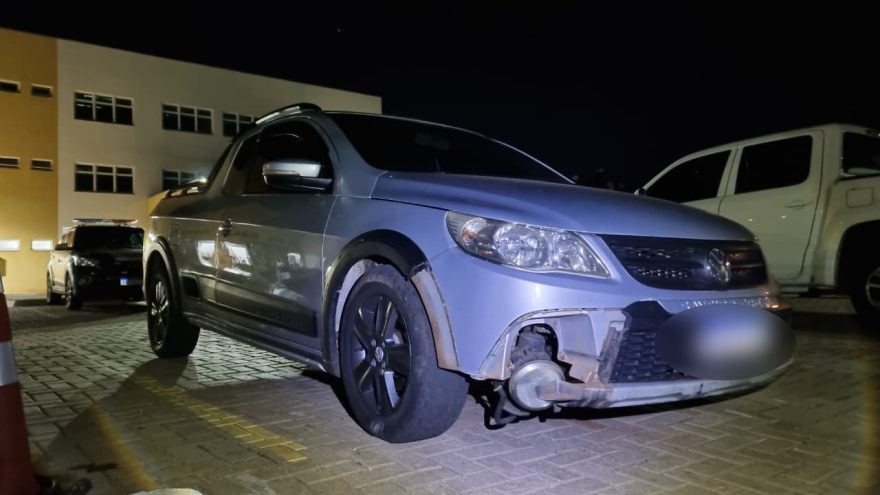 Veículo que foi abandonado após perseguição em Cascavel é levado à delegacia