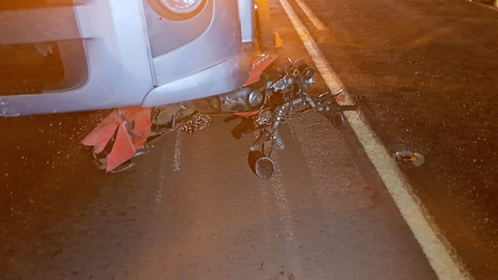 Morre piloto arrastado por caminhão em acidente no início da noite desta terça-feira (12)
