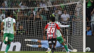 Rafael defende pênalti e São Paulo garante empate na Libertadores