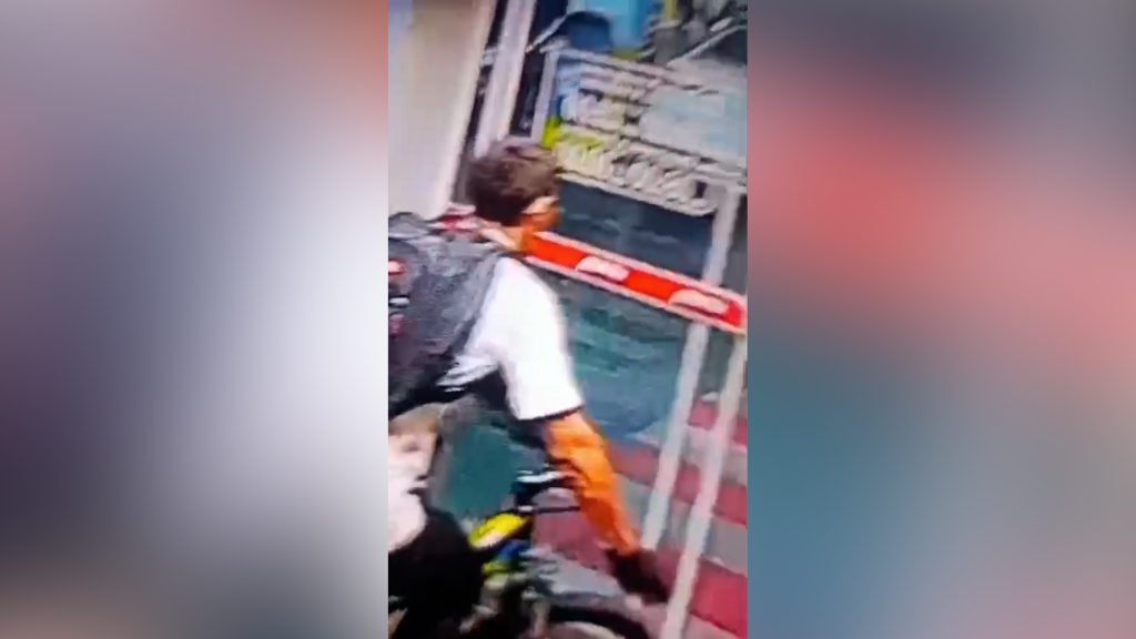 Vídeo flagra rapaz furtando bicicleta em mercado na Rua Juscelino Kubitschek em Cascavel