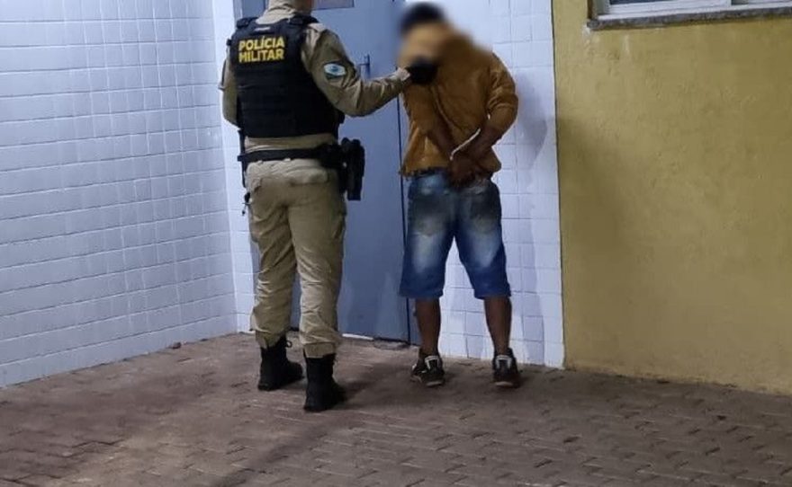 Homem é detido em flagrante durante tentativa de furto de fios em obra na Rua Nereu Ramos