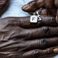 “Parecia um hospital de guerra”, lembra mãe de jovem morto em chacina Imagem referente a “Parecia um hospital de guerra”, lembra mãe de jovem morto em chacina