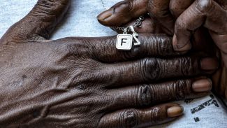 “Parecia um hospital de guerra”, lembra mãe de jovem morto em chacina “Parecia um hospital de guerra”, lembra mãe de jovem morto em chacina