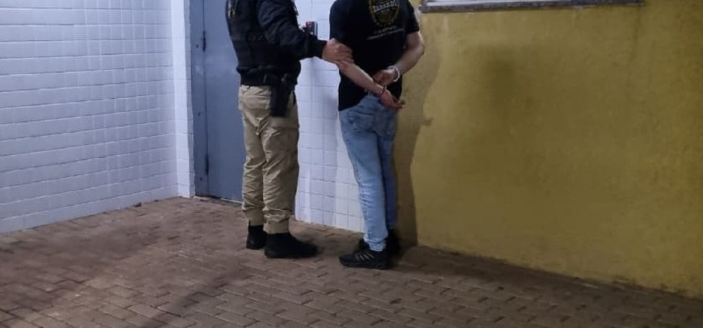Homem chuta a companheira e ganha passeio grátis de camburão, no Cascavel Velho