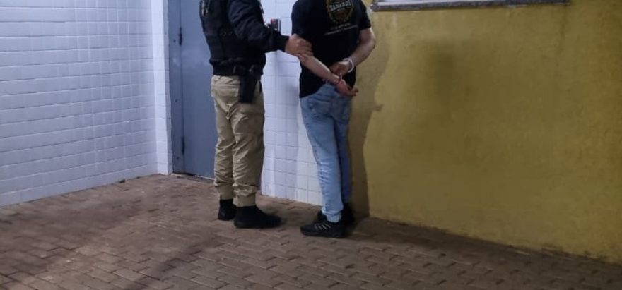 Homem chuta a companheira e ganha passeio grátis de camburão, no Cascavel Velho