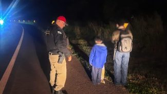 Crianças que caminhavam sozinhas de madrugada na BR-369 são resgatadas pela PRE de Cascavel
