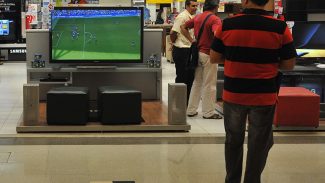 Vendas no comércio recuam 0,1% em junho, 3º mês seguido de queda