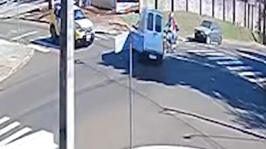Acidente na Ipanema ocorreu bem em frente a viatura da Polícia Militar
