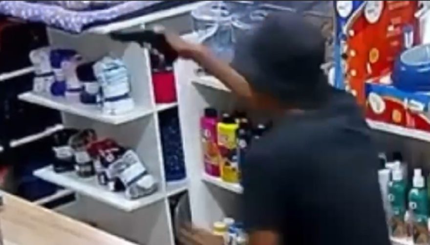 Funcionária tem arma apontada para a cabeça durante assalto em clínica veterinária