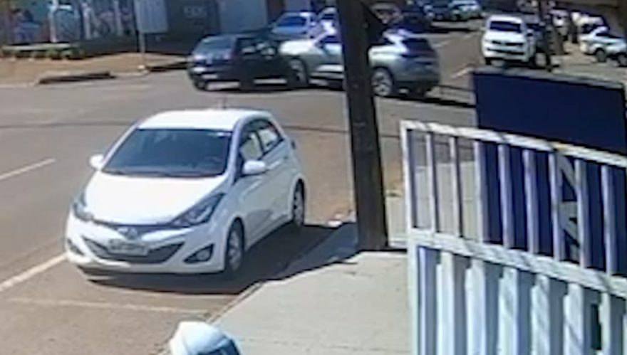 Vídeo mostra Fiesta subindo Rua Cuiabá na contramão e batendo contra Haval no Alto Alegre