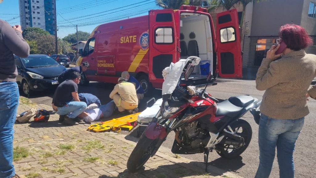 Motociclista tem osso da perna quebrado e exposto após acidente na Rua Fortaleza