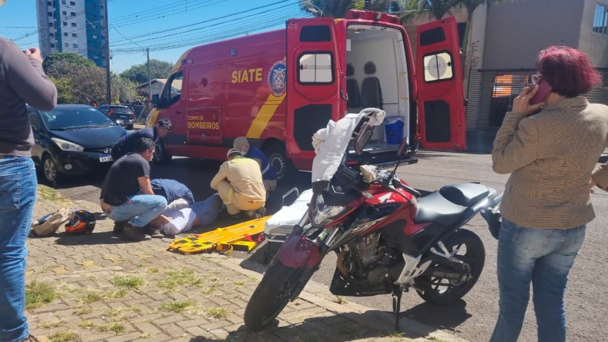 Motociclista tem osso da perna quebrado e exposto após acidente na Rua Fortaleza