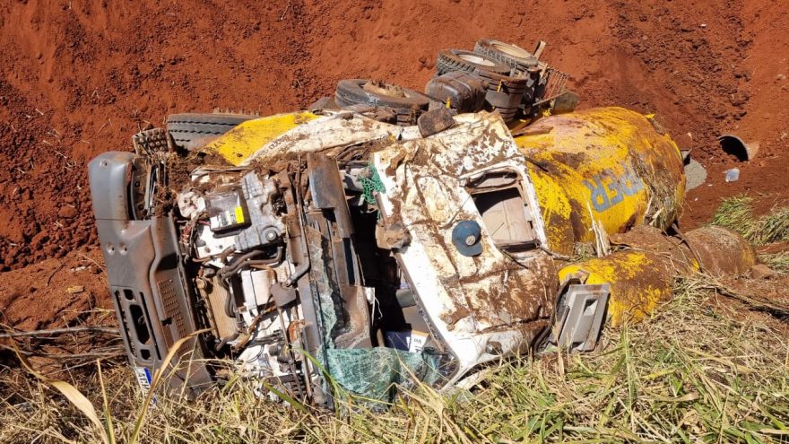 Caminhão de concreto fica destruído em acidente na BR-369 e motorista sai ileso