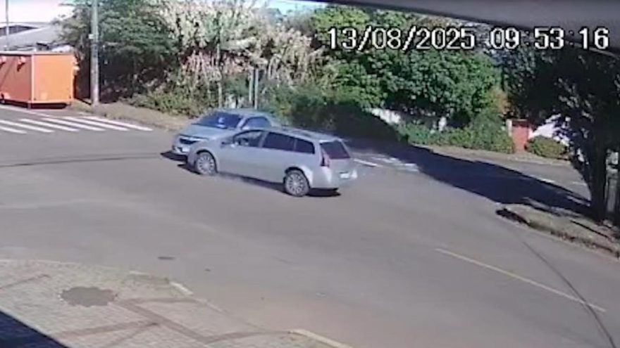 Cobalt fura preferencial e atinge Megane no bairro Parque São Paulo