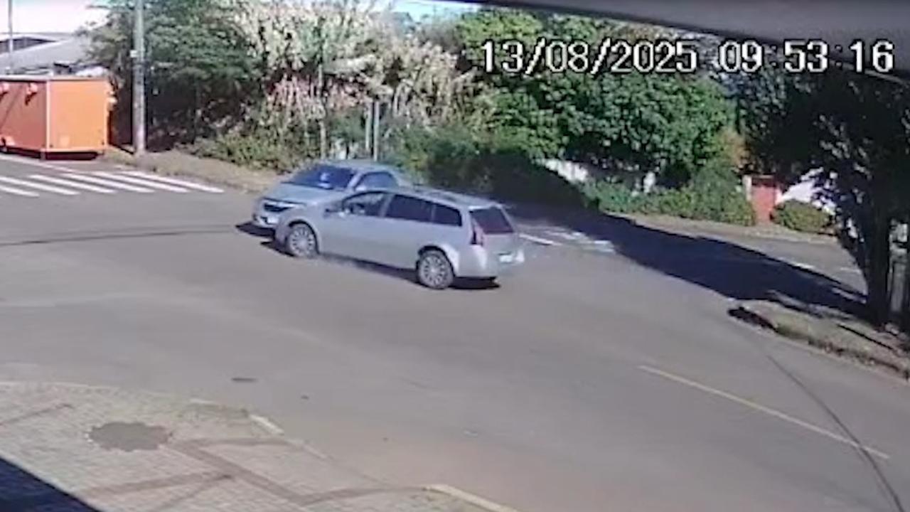 Cobalt fura preferencial e atinge Megane no bairro Parque São Paulo