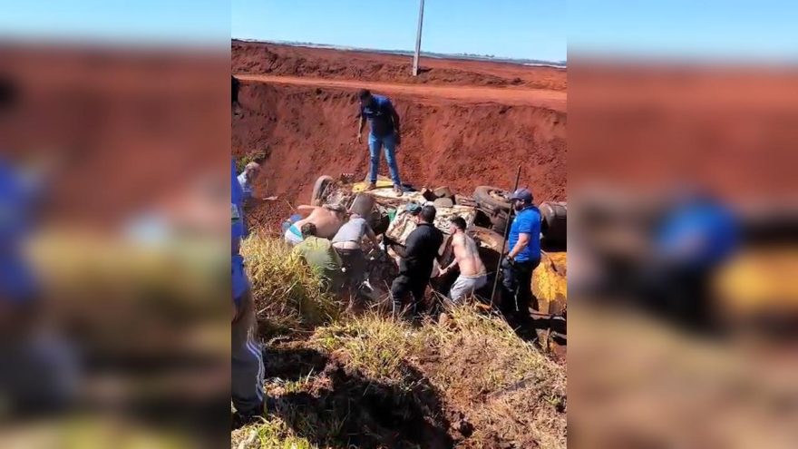 Vídeos mostram momento em que populares resgatam caminhoneiro após grave acidente na BR-369, em Cascavel