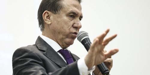 Ministro do Trabalho diz que país não deve se desesperar por tarifaço Imagem referente a Ministro do Trabalho diz que país não deve se desesperar por tarifaço