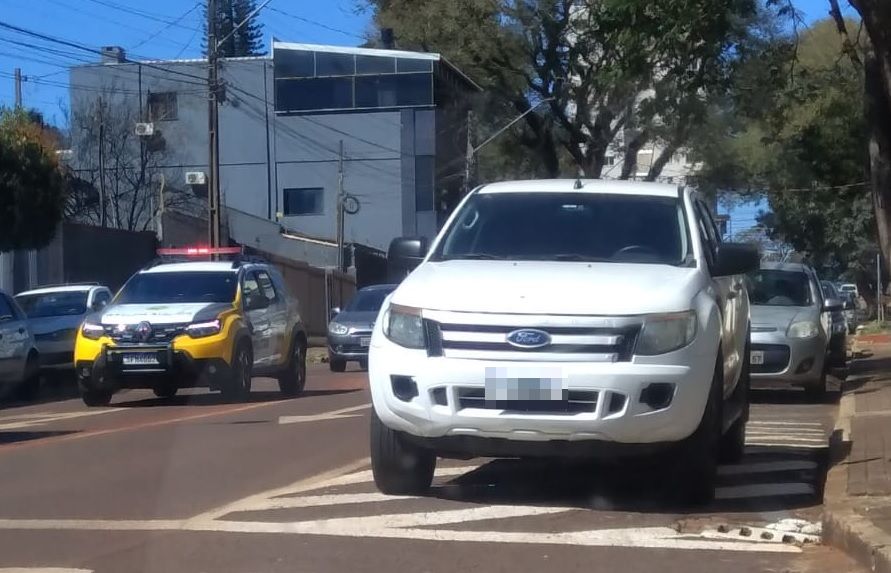 Veículo estaciona de forma irregular e prejudica o trânsito em Cascavel