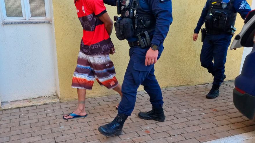 Flamenguista sai para beber em festas, discute com companheira e é preso por descumprir medida protetiva