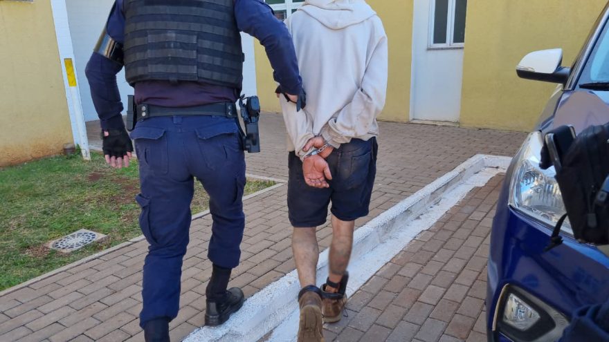 De tornozeleira, homem com mandado de prisão é localizado nas proximidades da Praça do Migrante